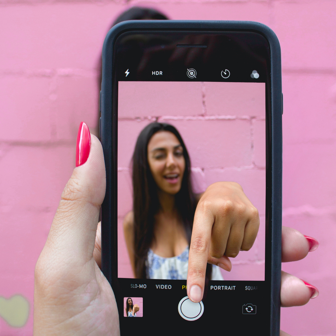 Femme Photo Téléphone Mur Rose